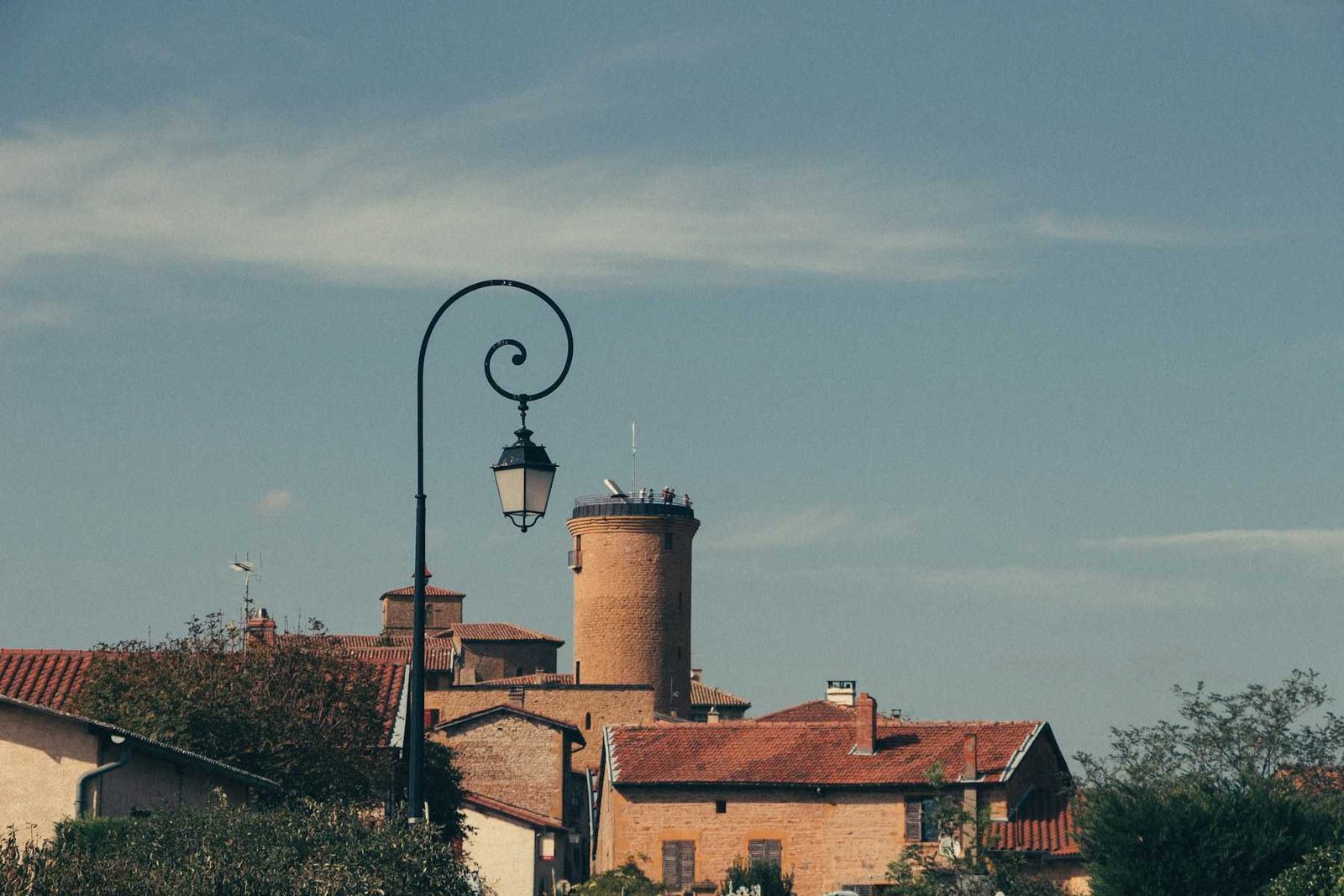 Le village d’Oingt et ses toits, au cœur des Pierres Dorées