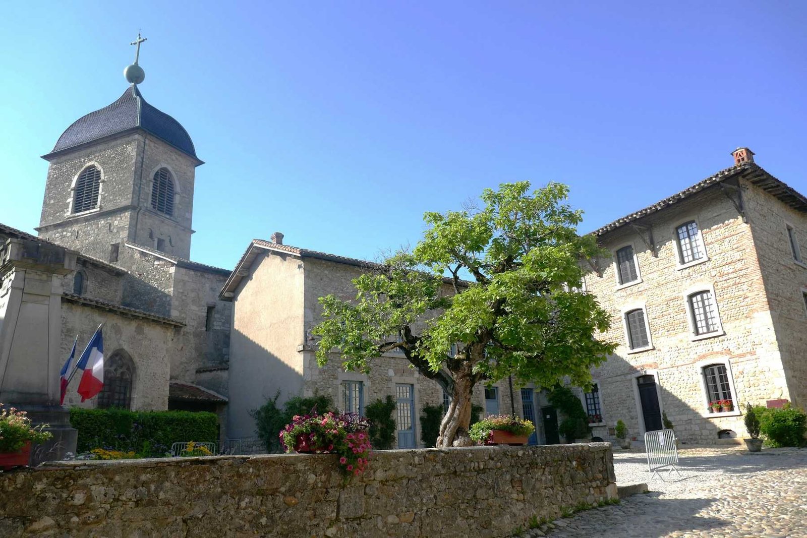 La place de la cité médiévale de Pérouges, dans l’Ain